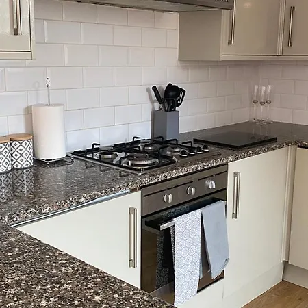 Leeds Townhouse With Private Roof Garden Sleeps 4 *