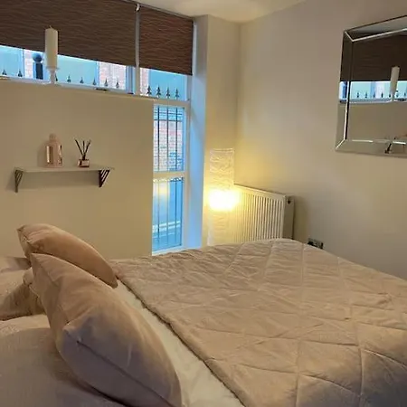 Leeds Townhouse With Private Roof Garden Sleeps 4