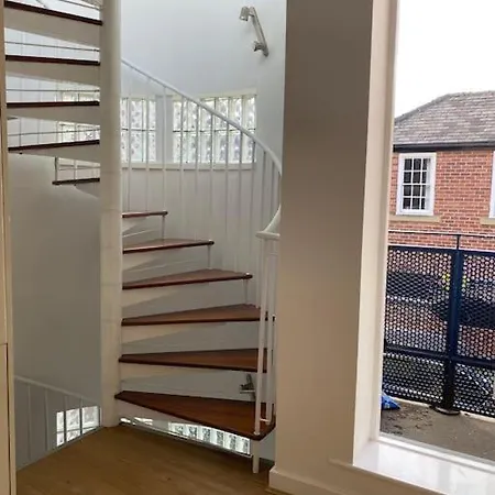 Townhouse With Private Roof Garden Sleeps 4 *