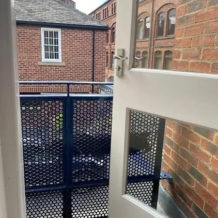 Leeds Townhouse With Private Roof Garden Sleeps 4 *