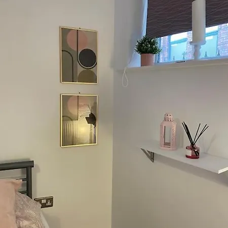Leeds Townhouse With Private Roof Garden Sleeps 4 Apartment Leeds (West Yorkshire)