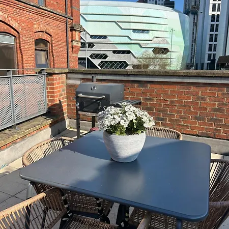 Leeds Townhouse With Private Roof Garden Sleeps 4