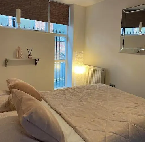 Townhouse With Private Roof Garden Sleeps 4