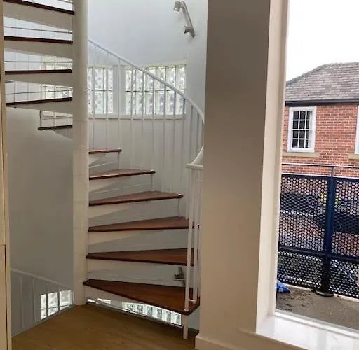 Townhouse With Private Roof Garden Sleeps 4 *