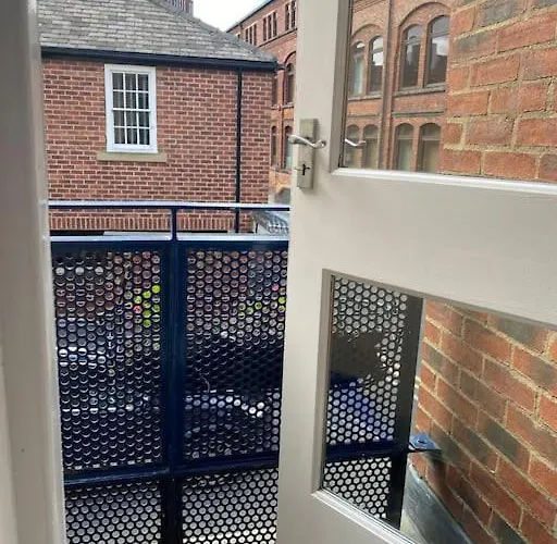 Townhouse With Private Roof Garden Sleeps 4 *